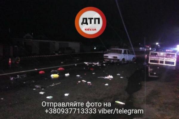 Кровавое ДТП под Киевом: авто на бешеной скорости сбило 3 пешеходов Кровавое ДТП под Киевом: авто на бешеной скорости сбило 3 пешеходов