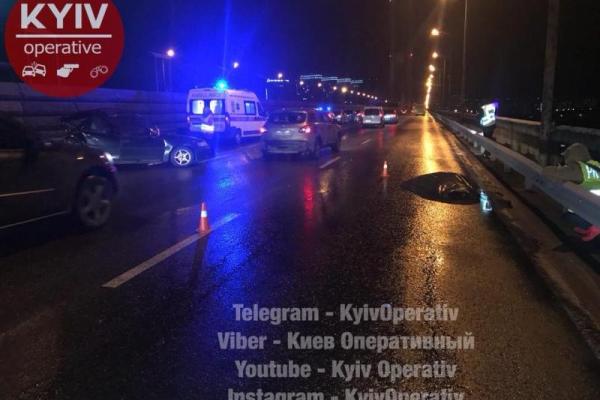 Жуткое ДТП в Киеве: бензовоз мгновенно убил двух человек, которые толкали заглохший "Опель" Жуткое ДТП в Киеве: бензовоз мгновенно убил двух человек, которые толкали заглохший "Опель"
