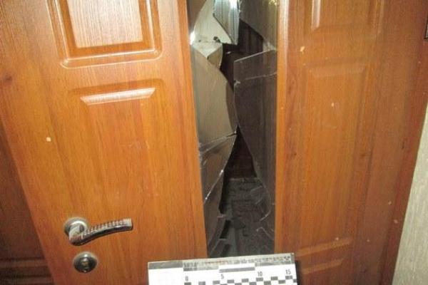 Взрыв в Ужгороде: под дверь квартиры бывшего "регионала" бросили гранату Взрыв в Ужгороде: под дверь квартиры бывшего "регионала" бросили гранату