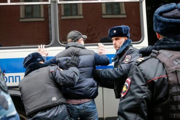 «Революция 5 ноября»: количество задержанных в России превысило 400 человек «Революция 5 ноября»: количество задержанных в России превысило 400 человек