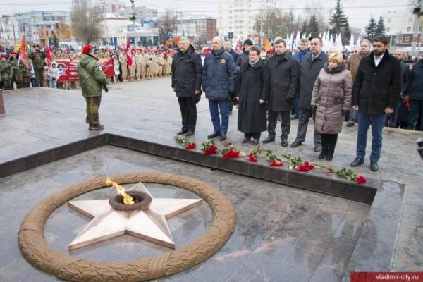 Плотницкий и Пушилин отметили "День народного единства" в России: появились фото Плотницкий и Пушилин отметили "День народного единства" в России: появились фото
