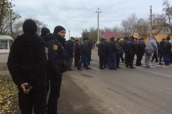 Отставные милиционеры выходят на "тропу войны", требуя поднять пенсии Отставные милиционеры выходят на "тропу войны", требуя поднять пенсии
