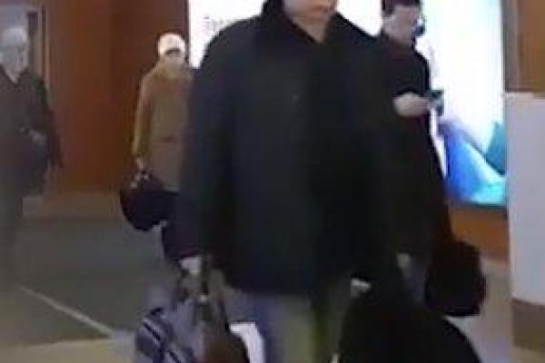 Захар Прилепин сообщил, что Плотницкий прилетел в Москву без охраны и с маленькой сумкой Захар Прилепин сообщил, что Плотницкий прилетел в Москву без охраны и с маленькой сумкой