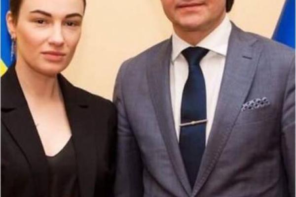 В сети появился снимок Анастасии Приходько с наградой заслуженной артистки Украины В сети появился снимок Анастасии Приходько с наградой заслуженной артистки Украины