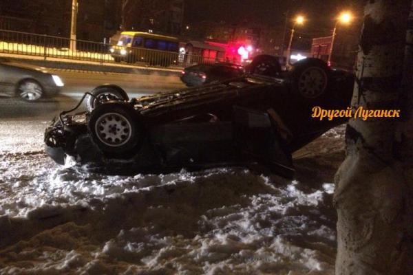 Авто вылетело на встречку и сделало сальто: в Луганске произошло серьезное ДТП