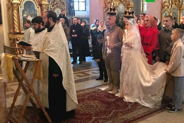 Невеста с пистолетом и гранатомет в подарок: писатель-террорист Прилепин обвенчался в "ДНР" Невеста с пистолетом и гранатомет в подарок: писатель-террорист Прилепин обвенчался в "ДНР"