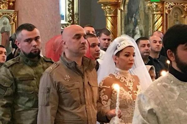Невеста с пистолетом и гранатомет в подарок: писатель-террорист Прилепин обвенчался в "ДНР" Невеста с пистолетом и гранатомет в подарок: писатель-террорист Прилепин обвенчался в "ДНР"