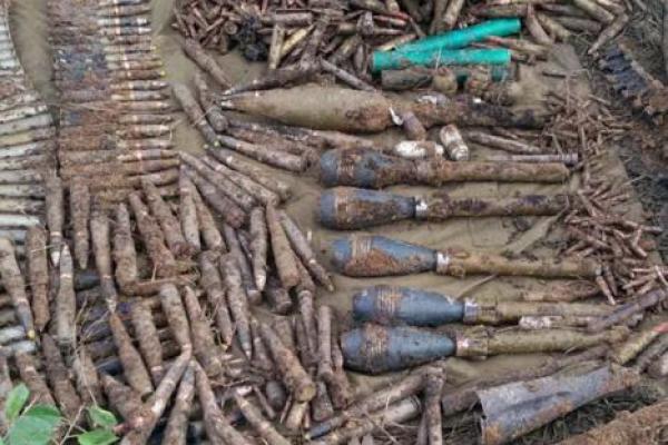 В 300 метрах от жилых домов: в Донецкой области обнаружили целый диверсионный арсенал В 300 метрах от жилых домов: в Донецкой области обнаружили целый диверсионный арсенал