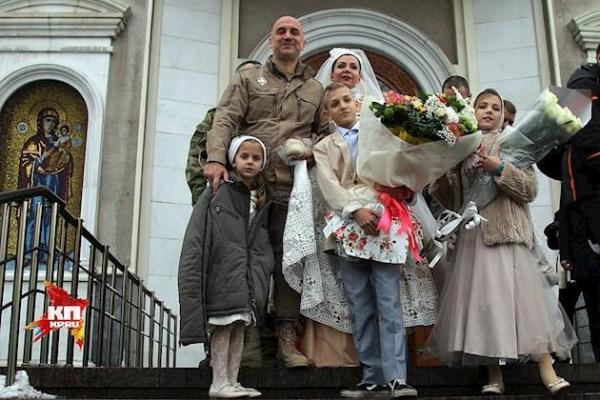 Невеста с пистолетом и гранатомет в подарок: писатель-террорист Прилепин обвенчался в "ДНР" Невеста с пистолетом и гранатомет в подарок: писатель-террорист Прилепин обвенчался в "ДНР"