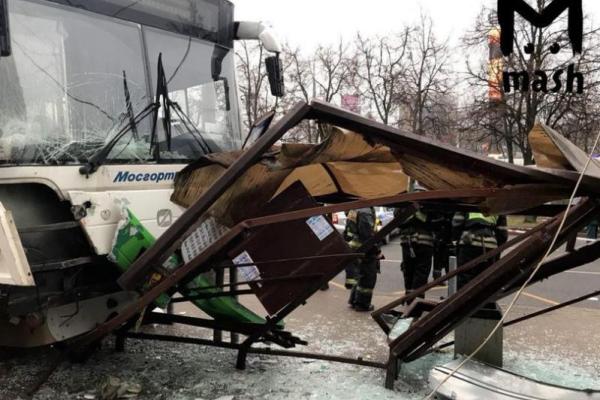 В Москве автобус снес остановку с людьми В Москве автобус снес остановку с людьми