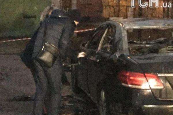В Днепре во время судебного заседания сожгли машину прокурора В Днепре во время судебного заседания сожгли машину прокурора