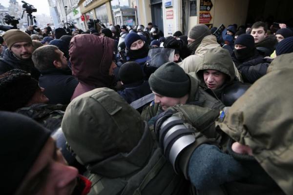 Под зданием суда, где избирают меру пресечения Саакашвили, произошли стычки Под зданием суда, где избирают меру пресечения Саакашвили, произошли стычки
