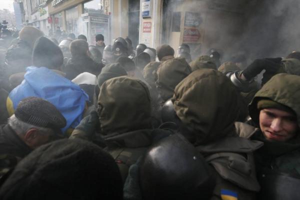 Под зданием суда, где избирают меру пресечения Саакашвили, произошли стычки Под зданием суда, где избирают меру пресечения Саакашвили, произошли стычки