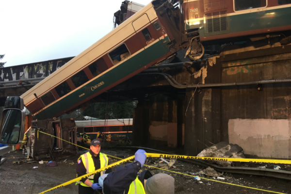 В США пассажирский поезд рухнул с моста на дорогу