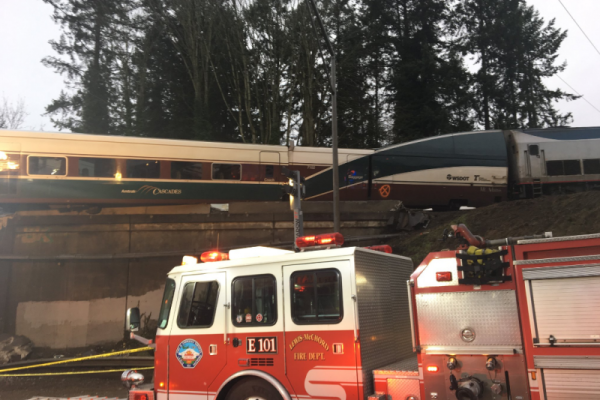 В США пассажирский поезд рухнул с моста на дорогу