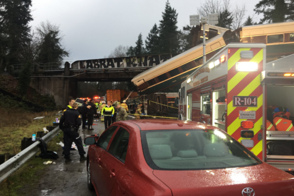 В США пассажирский поезд рухнул с моста на дорогу