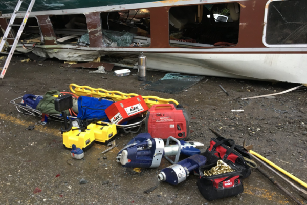 В США пассажирский поезд рухнул с моста на дорогу