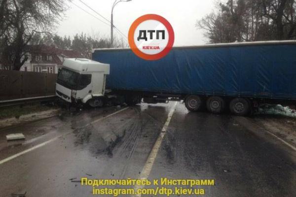 Жуткая авария в Киеве: фура раздавила легковушку, есть жертвы (18+) Жуткая авария в Киеве: фура раздавила легковушку, есть жертвы (18+)