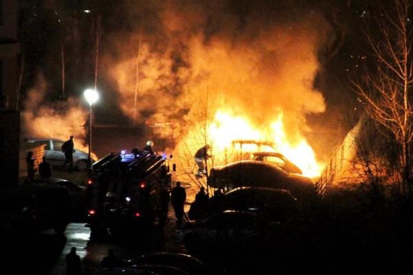 Взрывы в Броварах: припаркованные в жилом массиве автомобили забросали коктейлями Молотова Взрывы в Броварах: припаркованные в жилом массиве автомобили забросали коктейлями Молотова