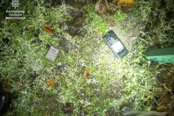 В Николаеве злоумышленник ударил женщину электрошокером и ограбил В Николаеве злоумышленник ударил женщину электрошокером и ограбил
