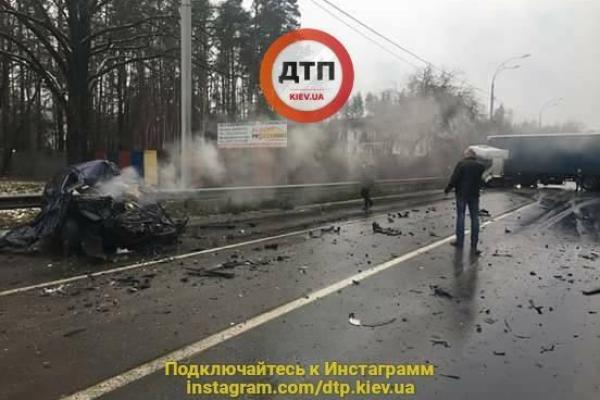 Жуткая авария в Киеве: фура раздавила легковушку, есть жертвы (18+) Жуткая авария в Киеве: фура раздавила легковушку, есть жертвы (18+)