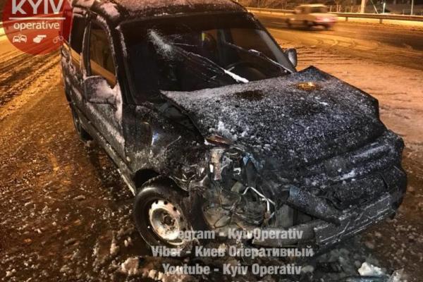 В Киеве снегоуборочный автомобиль спровоцировал ДТП, пострадал ребенок В Киеве снегоуборочный автомобиль спровоцировал ДТП, пострадал ребенок