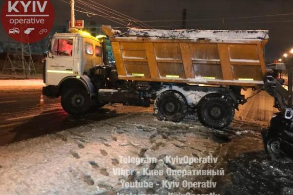 В Киеве снегоуборочный автомобиль спровоцировал ДТП, пострадал ребенок В Киеве снегоуборочный автомобиль спровоцировал ДТП, пострадал ребенок