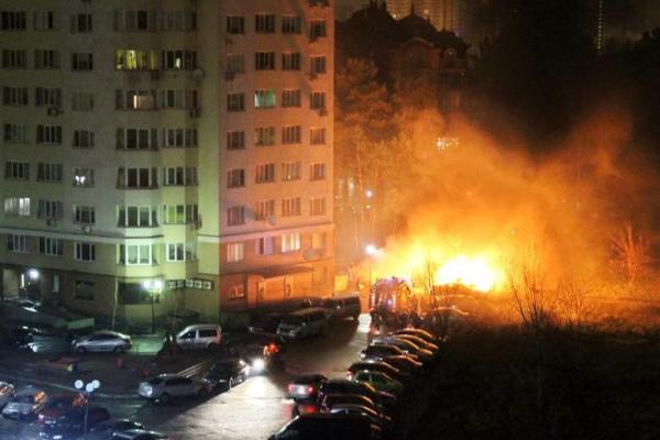Взрывы в Броварах: припаркованные в жилом массиве автомобили забросали коктейлями Молотова Взрывы в Броварах: припаркованные в жилом массиве автомобили забросали коктейлями Молотова