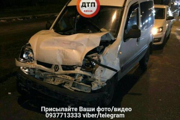 Обломки разбросало на несколько десятков метров: в Киеве произошло серьезное ДТП Обломки разбросало на несколько десятков метров: в Киеве произошло серьезное ДТП