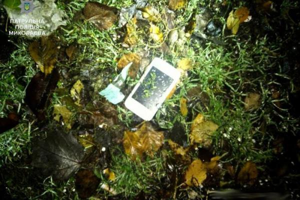 В Николаеве злоумышленник ударил женщину электрошокером и ограбил В Николаеве злоумышленник ударил женщину электрошокером и ограбил