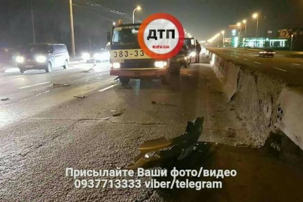 Обломки разбросало на несколько десятков метров: в Киеве произошло серьезное ДТП Обломки разбросало на несколько десятков метров: в Киеве произошло серьезное ДТП