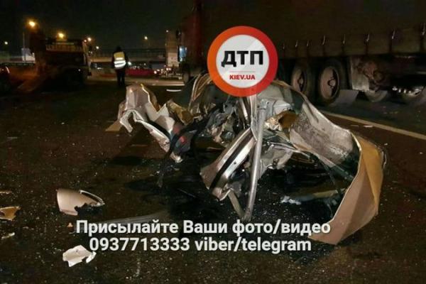 Обломки разбросало на несколько десятков метров: в Киеве произошло серьезное ДТП Обломки разбросало на несколько десятков метров: в Киеве произошло серьезное ДТП