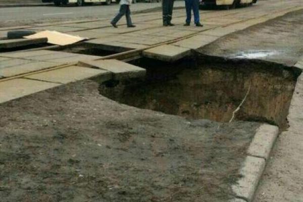 В Киеве под трамвайными путями образовался огромный провал: появились кадры с места ЧП