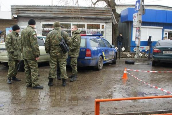 В центре Северодонецка двое мужчин напали с ножом на полицейских В центре Северодонецка двое мужчин напали с ножом на полицейских