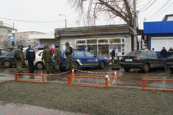В центре Северодонецка двое мужчин напали с ножом на полицейских В центре Северодонецка двое мужчин напали с ножом на полицейских