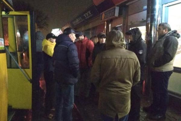 Под Киевом ветераны АТО проучили похожего на Путина маршрутчика, который обидел ребенка погибшего героя Под Киевом ветераны АТО проучили похожего на Путина маршрутчика, который обидел ребенка погибшего героя