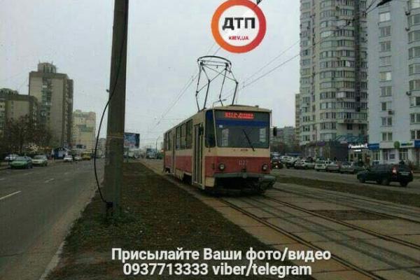 В Киеве под трамвайными путями образовался огромный провал: появились кадры с места ЧП