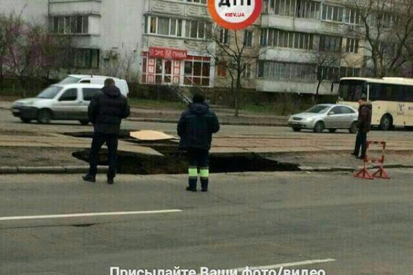 В Киеве под трамвайными путями образовался огромный провал: появились кадры с места ЧП