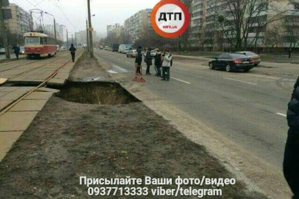 В Киеве под трамвайными путями образовался огромный провал: появились кадры с места ЧП