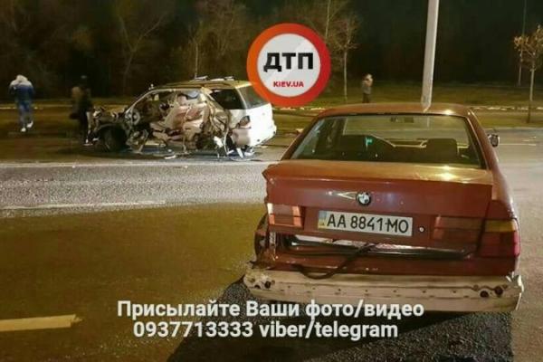 Обломки разбросало на несколько десятков метров: в Киеве произошло серьезное ДТП Обломки разбросало на несколько десятков метров: в Киеве произошло серьезное ДТП
