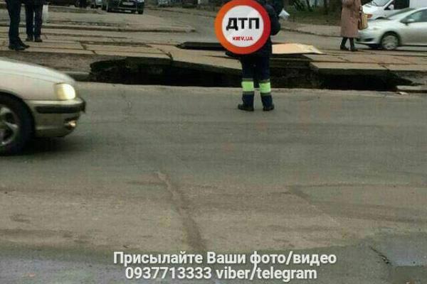 В Киеве под трамвайными путями образовался огромный провал: появились кадры с места ЧП