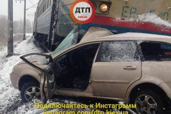Под Киевом поезд снес легковой автомобиль: водитель чудом выжил Под Киевом поезд снес легковой автомобиль: водитель чудом выжил