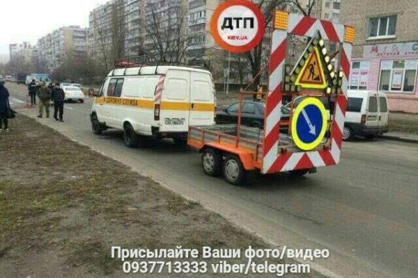 В Киеве под трамвайными путями образовался огромный провал: появились кадры с места ЧП