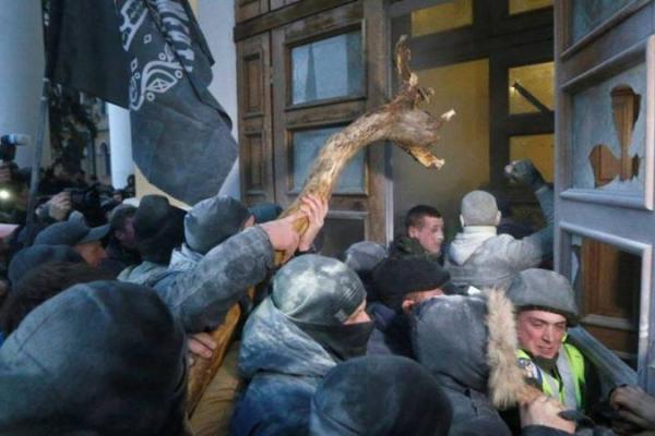 Штурм Октябрьского дворца в Киеве: хроника событий и последние новости Штурм Октябрьского дворца в Киеве: хроника событий и последние новости