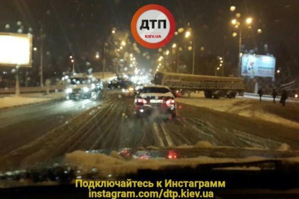 Снежная стихия парализовала Киев: столица встала в 10-балльных пробках