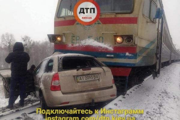 Под Киевом поезд снес легковой автомобиль: водитель чудом выжил Под Киевом поезд снес легковой автомобиль: водитель чудом выжил