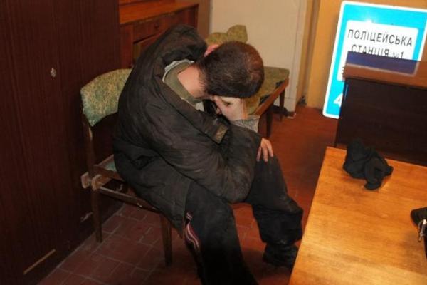 В центре Северодонецка двое мужчин напали с ножом на полицейских В центре Северодонецка двое мужчин напали с ножом на полицейских