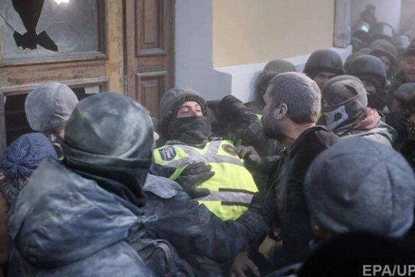 Во время штурма Октябрьского дворца пострадали десятки правоохранителей Во время штурма Октябрьского дворца пострадали десятки правоохранителей