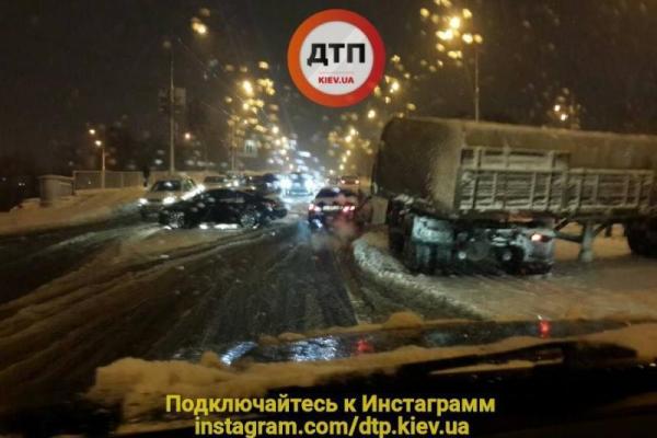 Снежная стихия парализовала Киев: столица встала в 10-балльных пробках