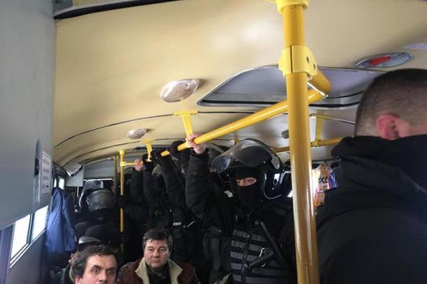 Штурм Минюста: Каплина и его сторонников «упаковали» в автозаки Штурм Минюста: Каплина и его сторонников «упаковали» в автозаки